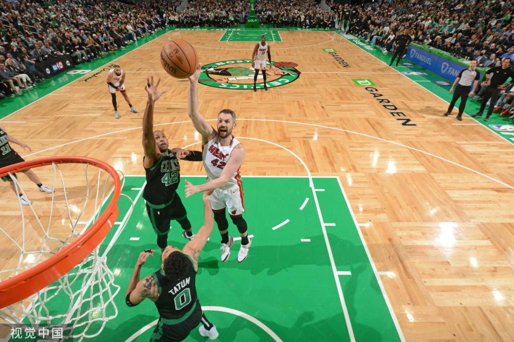 两人身体碰 两人身体碰